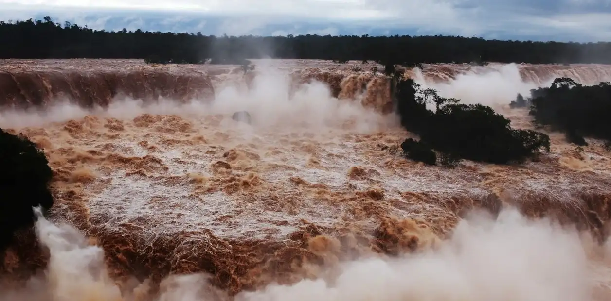 El río Iguazú alcanzó su mayor caudal del año y obligó a cerrar sectores de las Cataratas