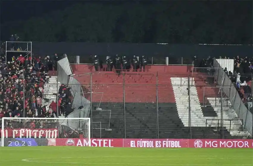 Conmebol sancionó a Newells por los serios incidentes en el Coloso durante el partido con Corinthians