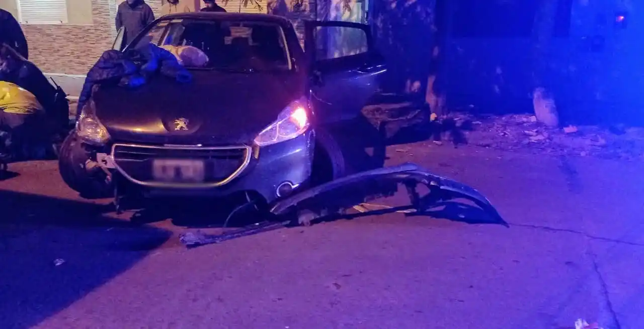 El vehículo en el cual circulaba la víctima, un Peugeot 208.