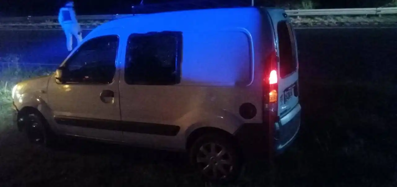 Una camioneta despistó y volcó en la Ruta 12: dos personas con heridas leves