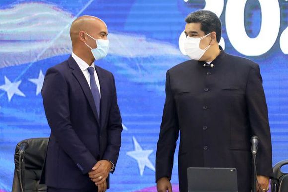 Maduro critica ausencia de alcaldes opositores en juramentación de Héctor Rodríguez