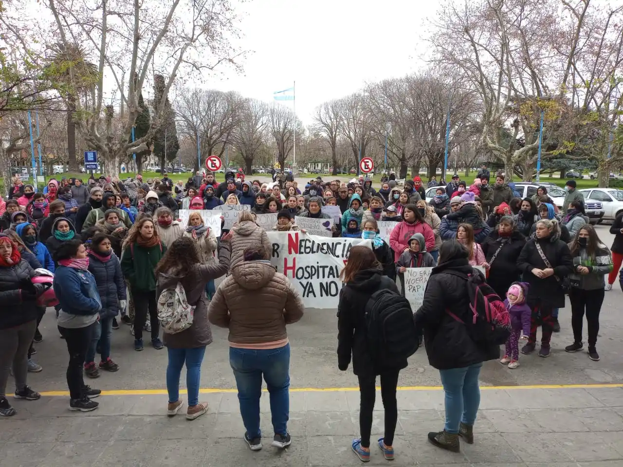 Necochea: Vecinos marcharon al municipio para reclamar por el sistema de salud