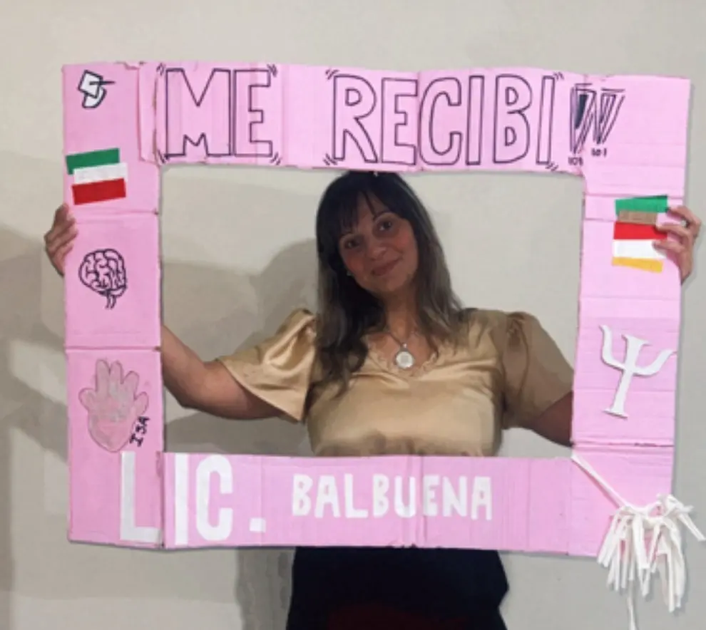 Nueva profesional: Dina Balbuena se recibió de licenciada en Psicología