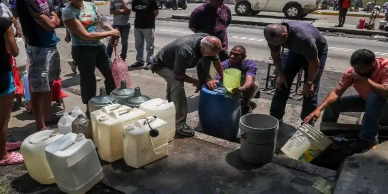 «Solo 8 % de los venezolanos recibe agua regularmente por tuberías»