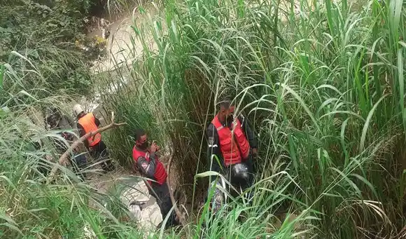 ¡EN UNA MAÑANA! Dos niños fuertemente golpeados y un muerto son rescatados del río Guaire