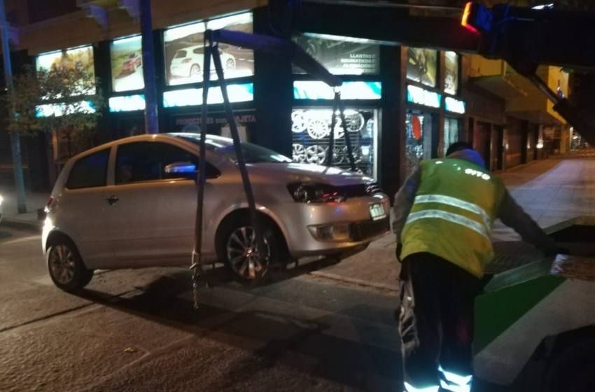 Manejaba borracho y terminó sobre una esquina