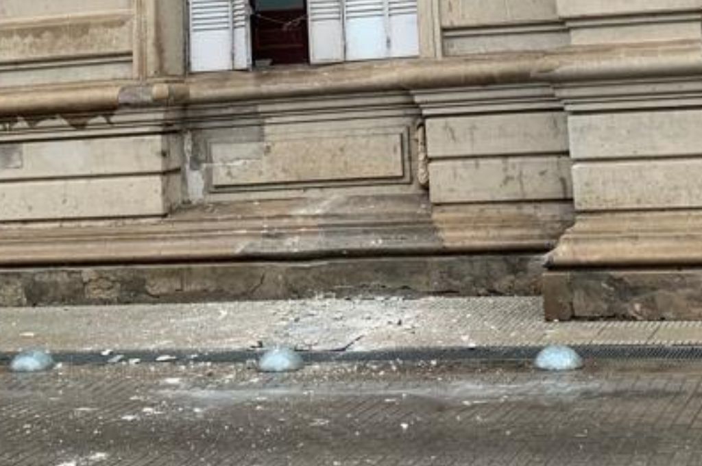 Peligro al caminar por Casa de Gobierno: se desprendió mampostería de la fachada