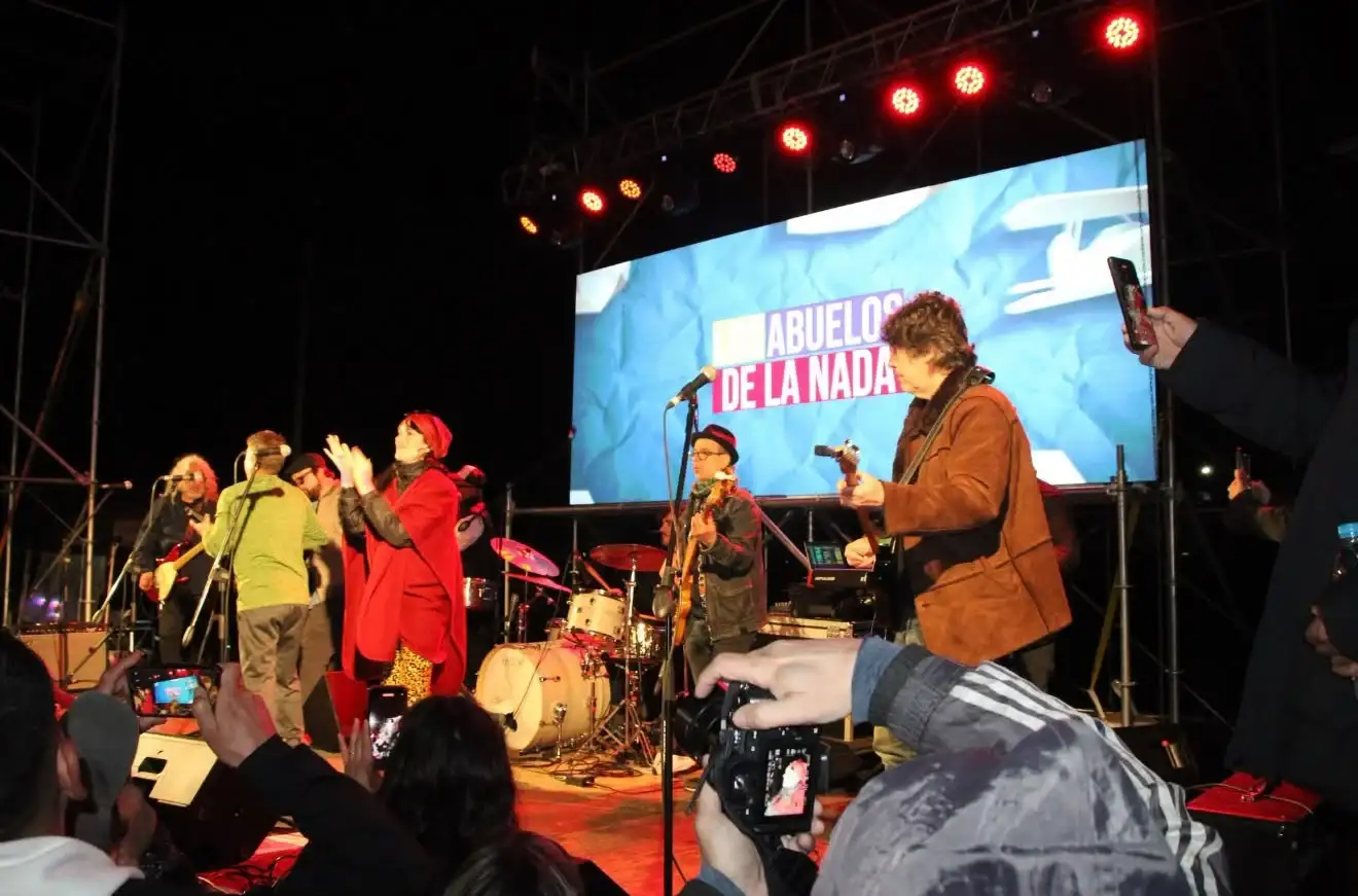 El show de Los Abuelos de la Nada cerró la segunda noche de la décima edición de Isla Fest.