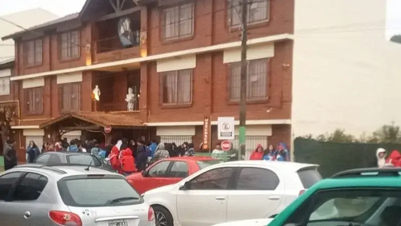 Los estudiantes deben colocar sus pertenencias en una bandeja antes de atravesar el detector.