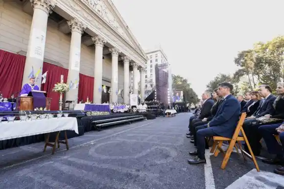 Kicillof en la misa por el Papa: “Nos deja la tarea de llevar adelante la justicia social”