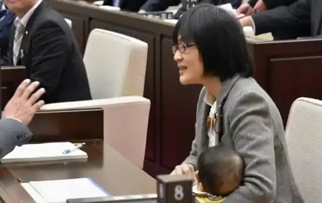 Sancionaron a la concejal que asistió a la sesión con su bebé