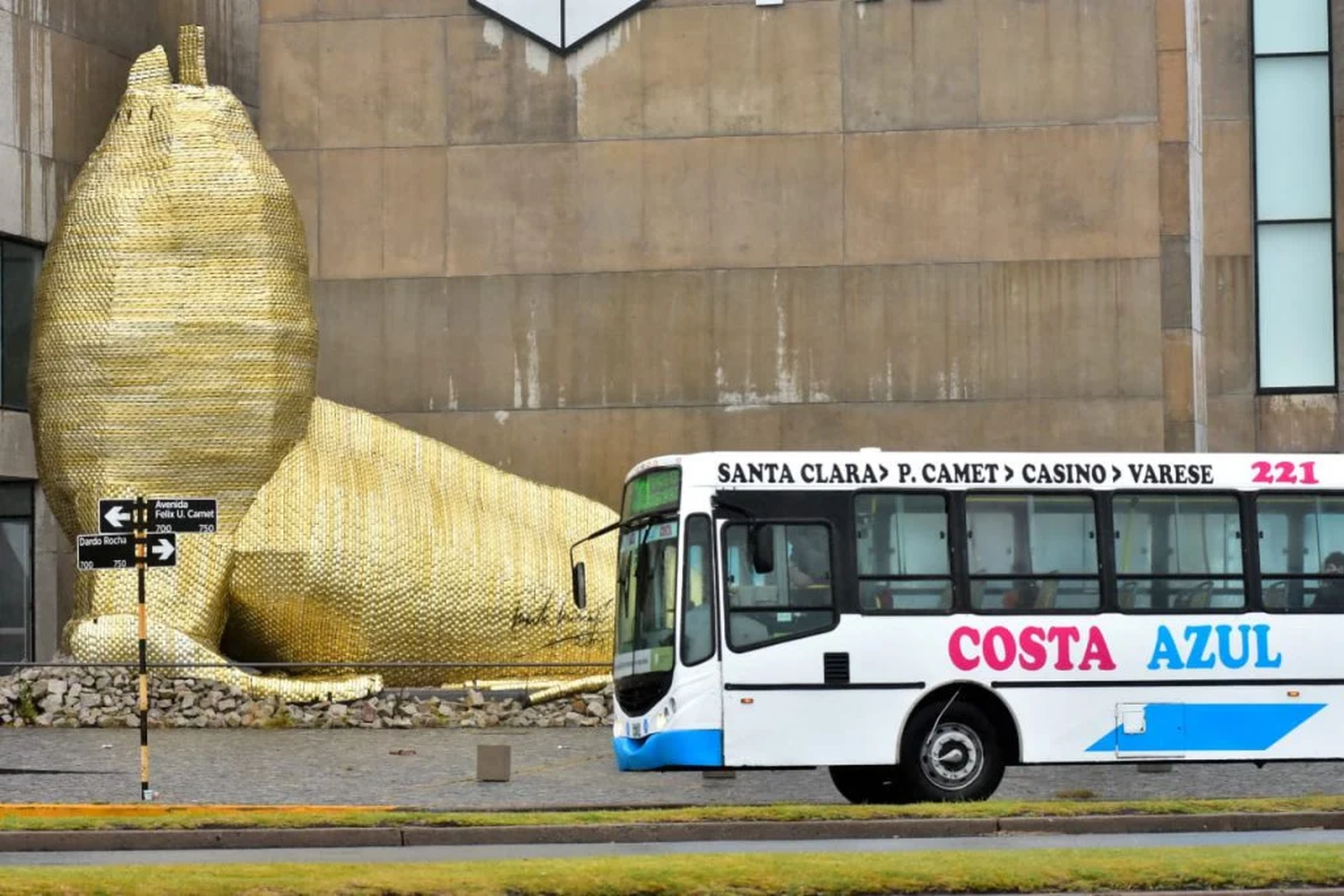 Aumentos en los boletos de la línea 221 y Costa Azul.