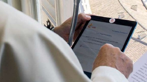 El Vaticano investigará supuesto «me gusta» del Papa a foto picante de modelo brasileña