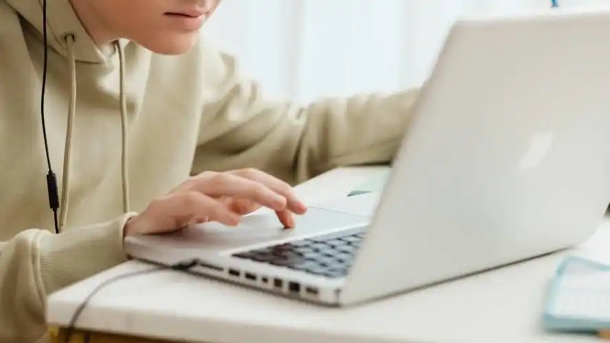 Irá a juicio un joven que publicó imágenes de compañeras editadas con IA en sitios pornográficos