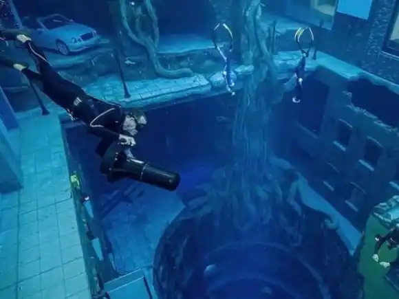 Dubái tiene la piscina más profunda del mundo: 70 metros para tocar fondo