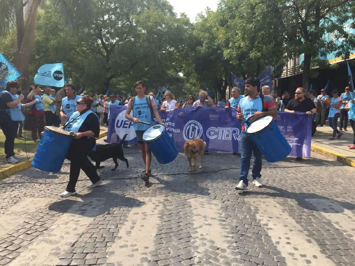 Uepc marchó por una  mejor oferta salarial  