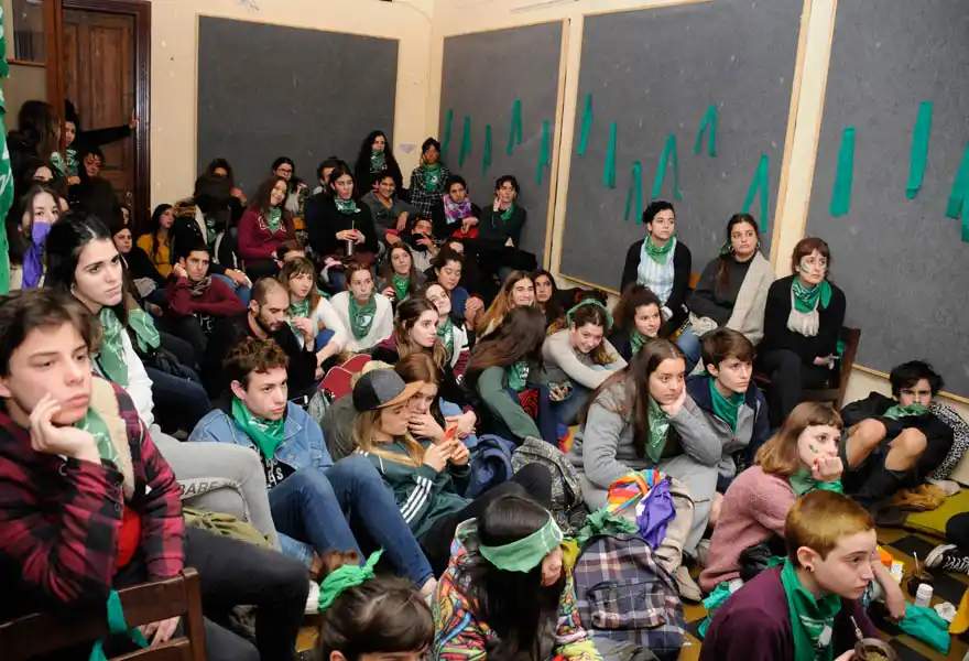 El sector que apoya la legalización del aborto siguió en Tandil el debate con expectativa