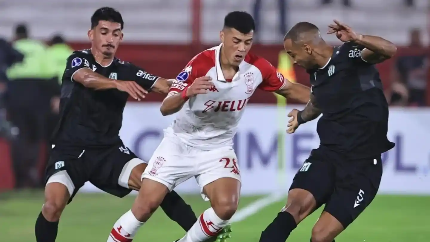 Huracán visita a Racing en Montevideo