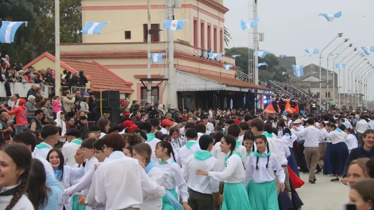 Convocan a escuelas secundarias a sumarse a la organización del 25 de Mayo