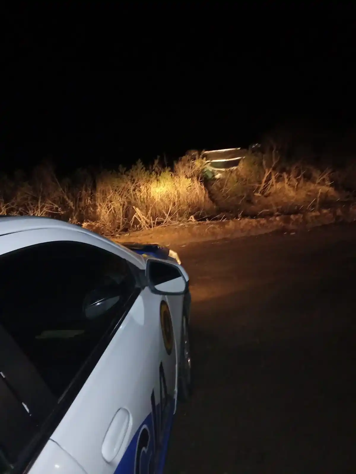 Un hombre sufrió graves lesiones tras volcar con su camioneta en un camino rural de Victoria
