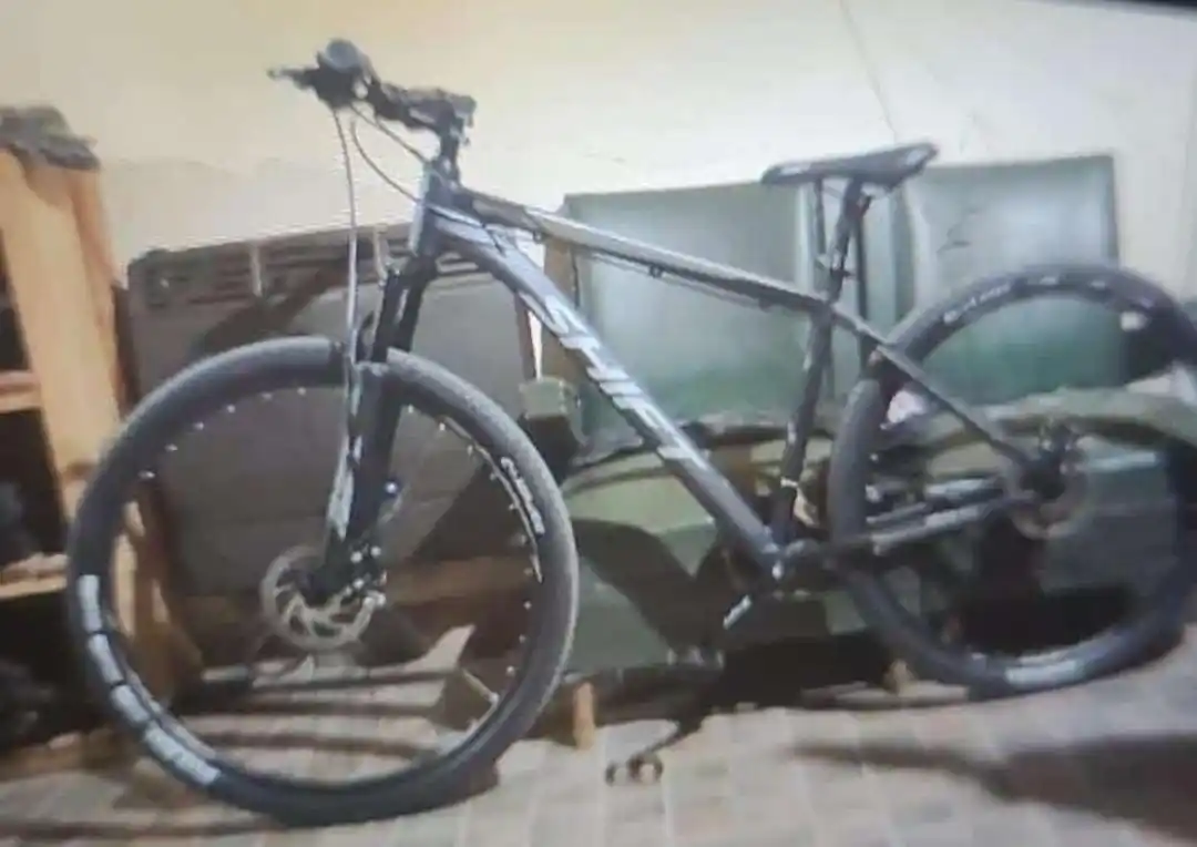 Para llegar a horario desde la escuela al Estadio pidió ir en bicicleta, cuando terminó su clase fue asaltado por un mayor.