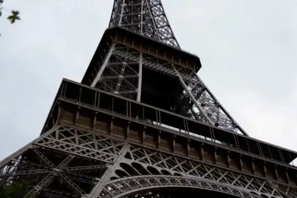Evacuaron la Torre Eiffel por una amenaza de bomba