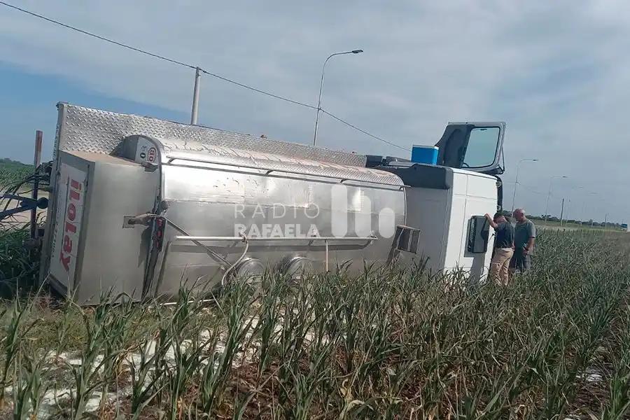 Un camión volcó en el Camino N°5 y el conductor quedó atrapado en la cabina: fue trasladado de urgencia al Hospital