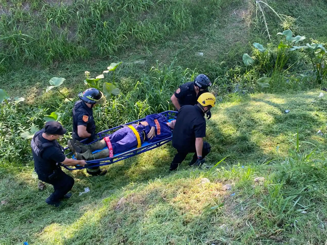 Un operario cayó en una zanja mientras trabajaba en zona sur y tuvo que ser rescatado