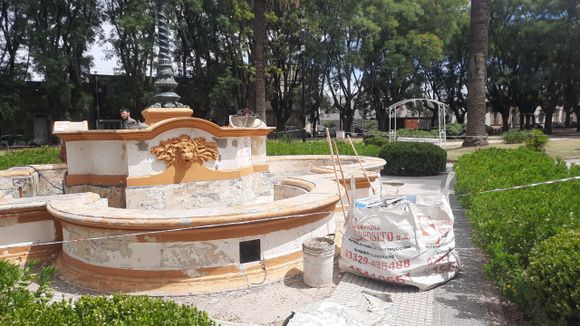 Comenzó la restauración de la fuente de plaza Constitución y el plan es vallarla