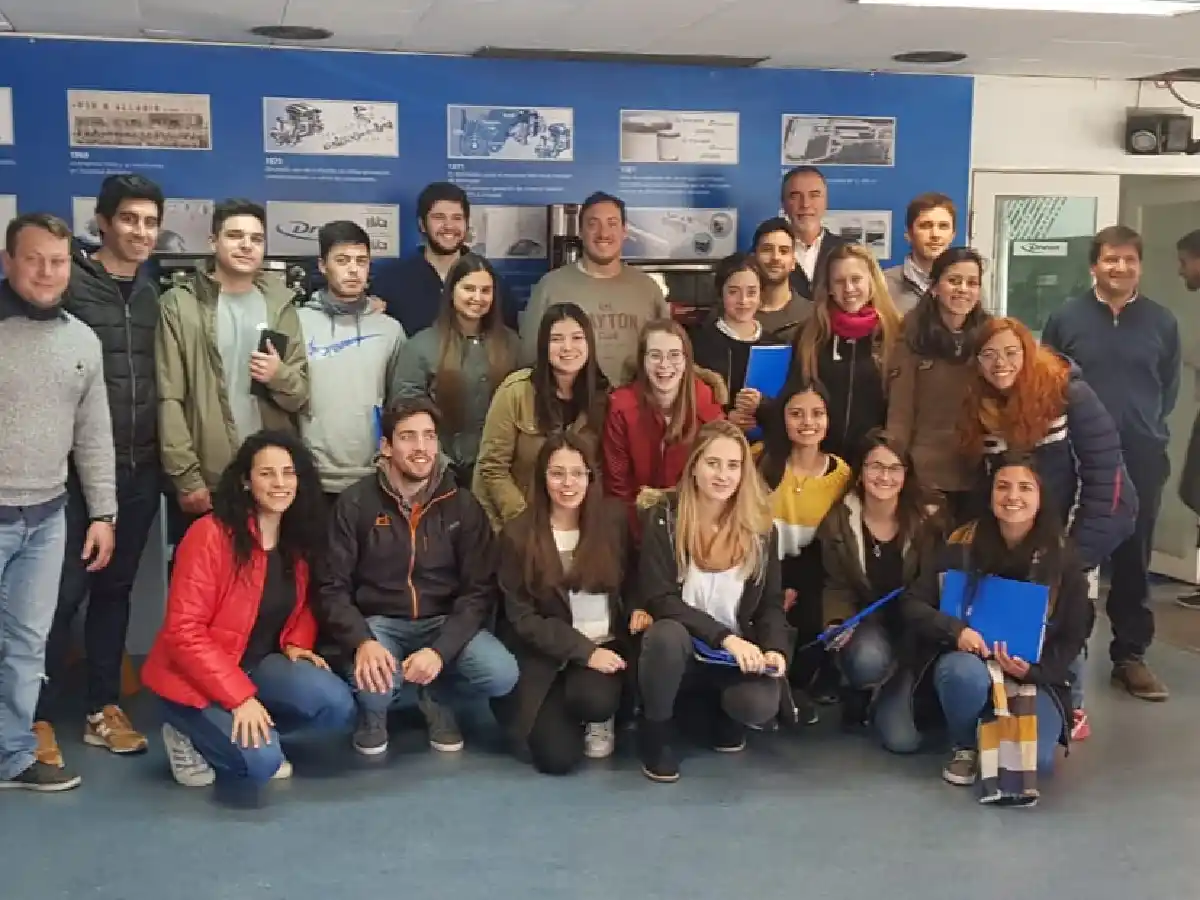 Estudiantes de Diseño Industrial del Cres, en la empresa Alladio 
