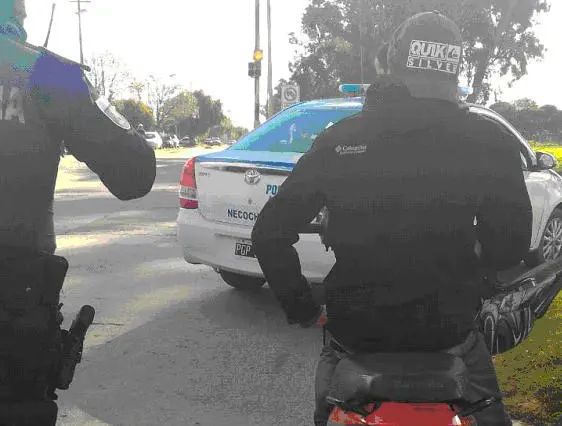 Un sospechoso en moto y  con droga fue aprehendido