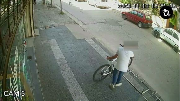 Video: así quiso arrebatarle celular y lo “cazó” por la rueda de la bicicleta