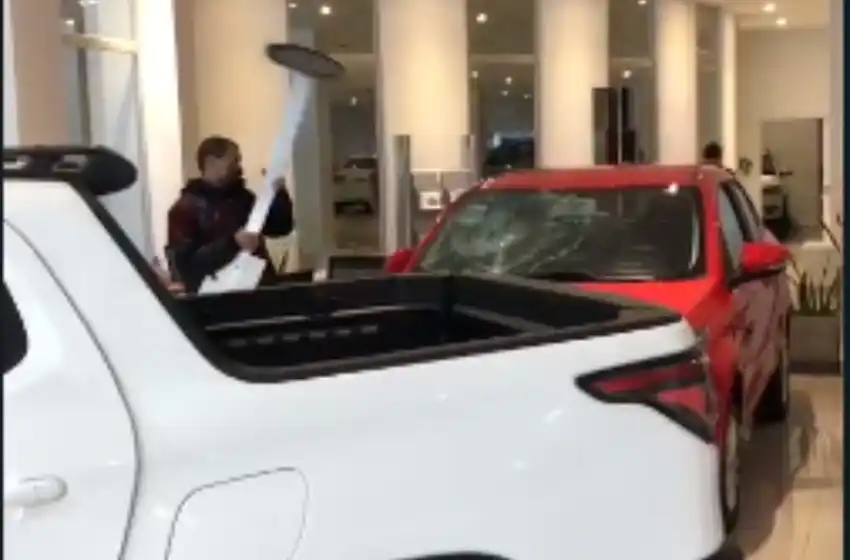 Rompió un auto dentro de una concesionaria: "Estafadores", gritó