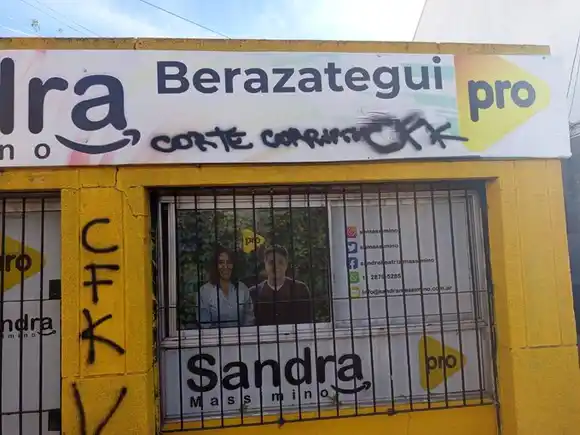 Vandalizaron un local del PRO en Berazategui tras el fallo contra Cristina: "No nos van a intimidar"