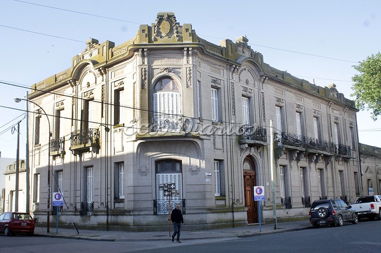 Imponente. Es la casa ubicada en la intersección de 57 y 62