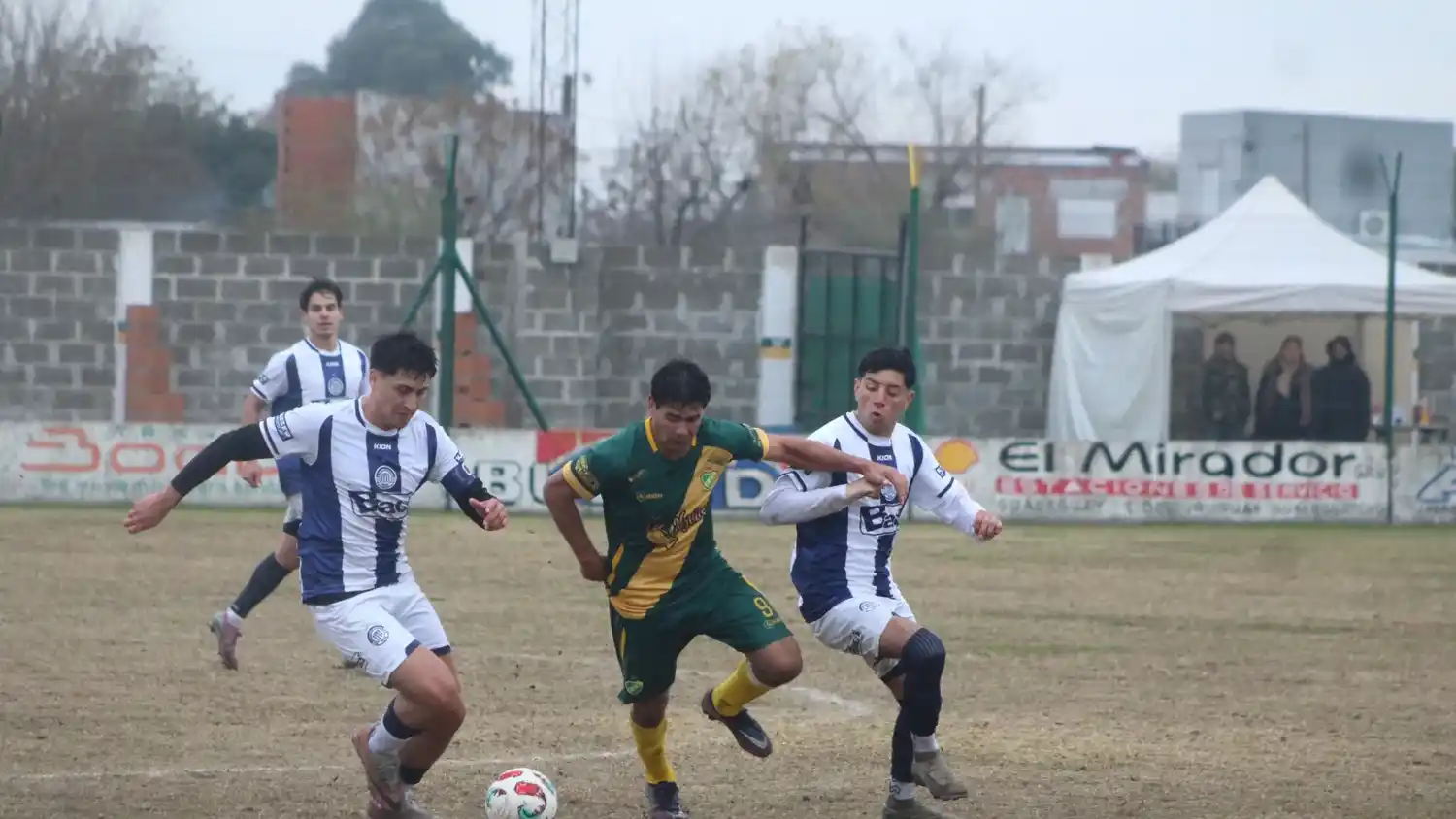 Urquiza y Sportiva igualaron en un partidazo bajo la lluvia