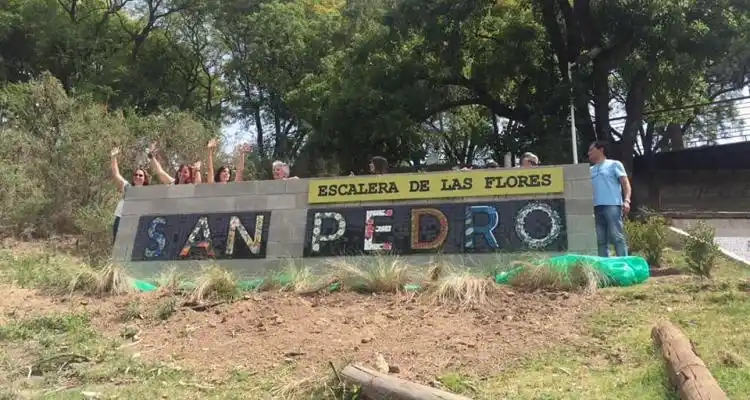 Un cartel en la escalera  de las flores