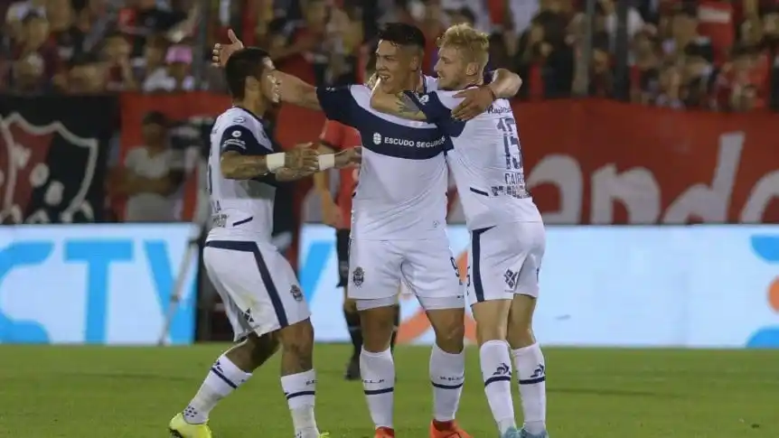 El Gimnasia de Maradona goleó a Newell's en Rosario y tomó algo de oxígeno