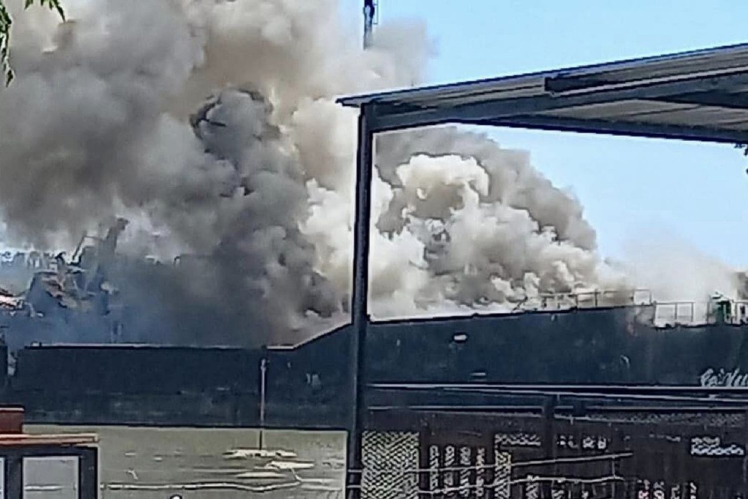 Un barco tomó fuego en el puerto de Fray Bentos