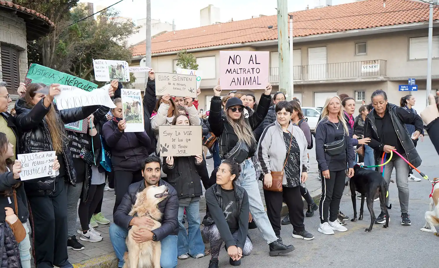 Movilización. Vecinos con sus mascotas repudiaron el maltrato animal