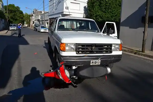 Una mujer chocó en moto y está en Terapia Intensiva