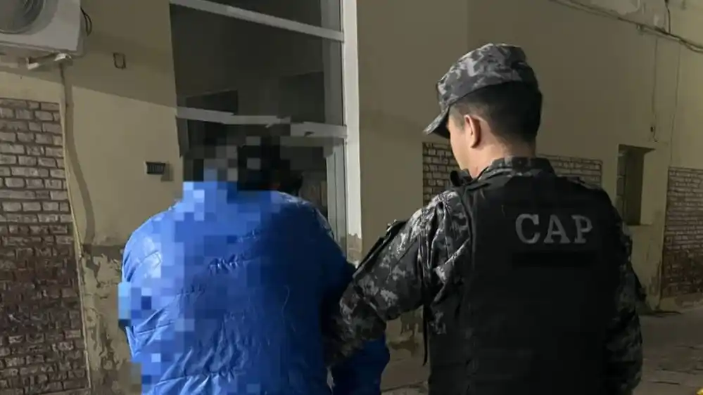 Detuvieron a un limpiavidrios que pedía dinero a conductores en el centro