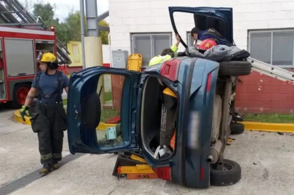 Insólito: una mujer volcó con su auto mientras hacía el examen de manejo