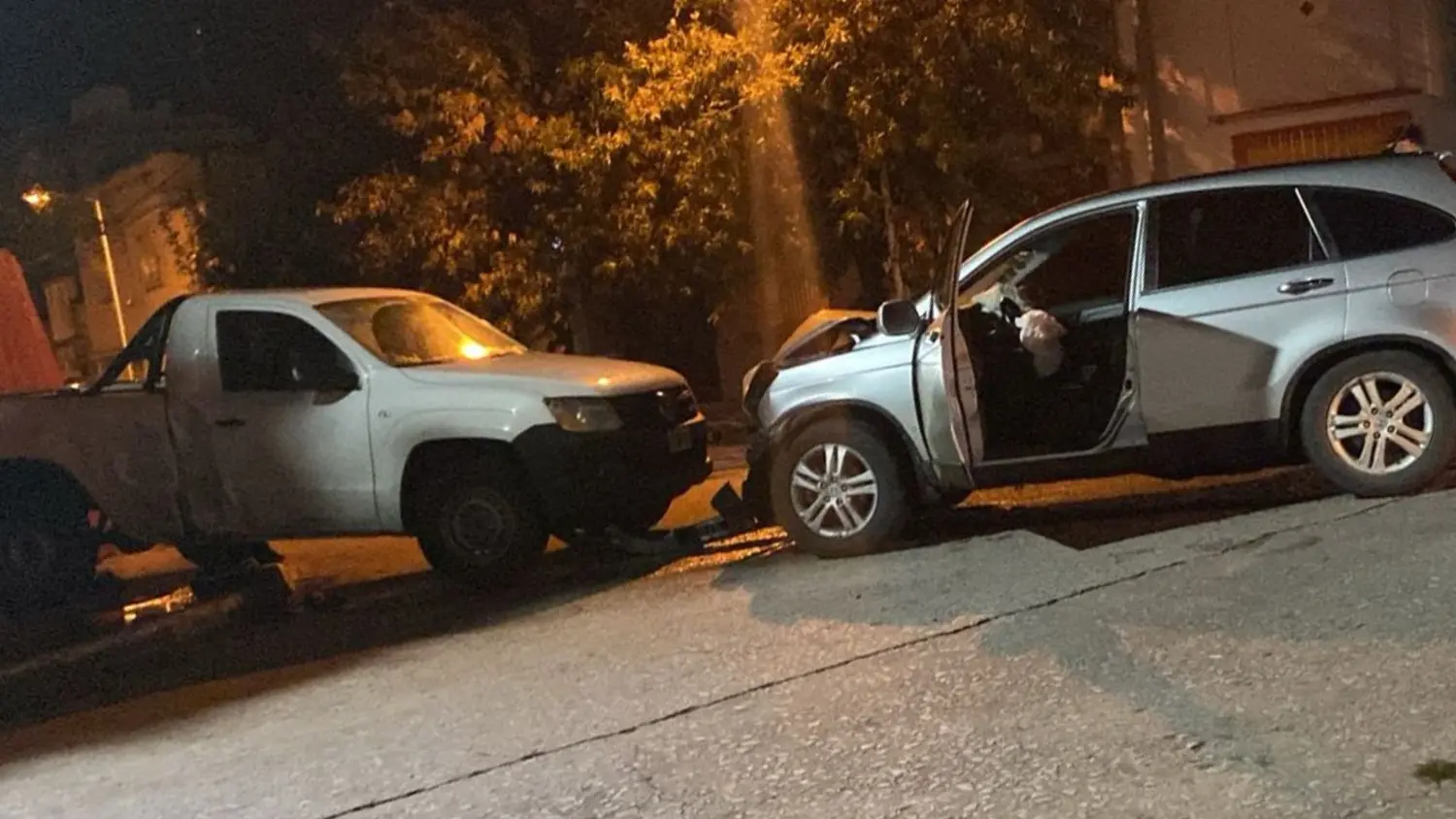 Así quedaron los vehículos después de la colisión en la esquina de Rivadavia y Las Heras.