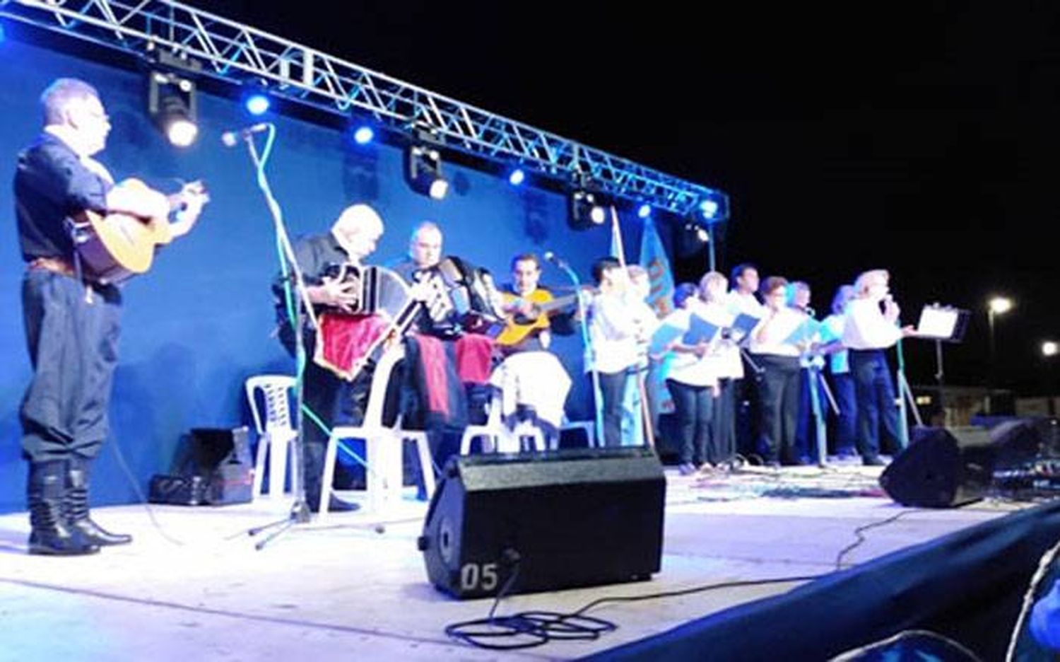 El Coro chamarritero de Concordia actuó con el conjunto santafesino de Fabián Ballario