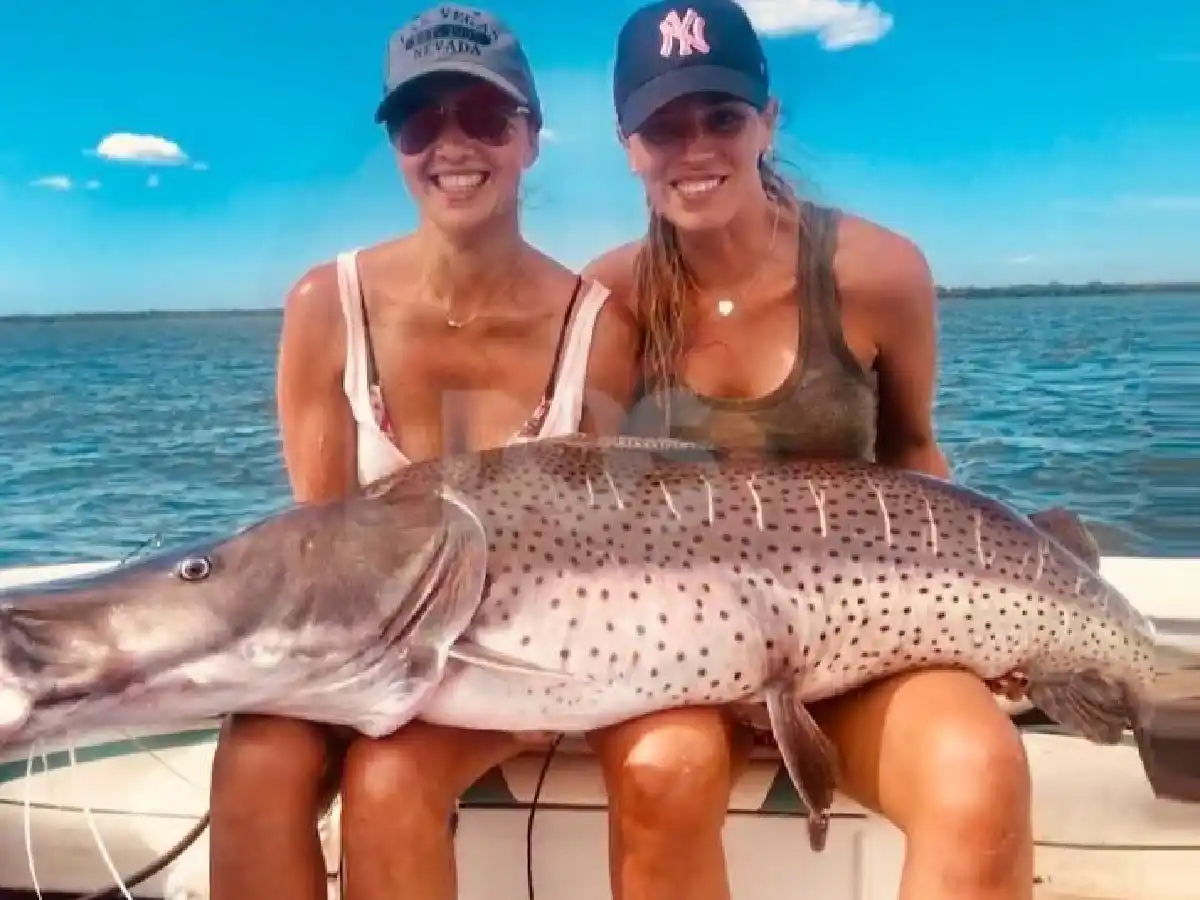 Dos correntinas pescaron un surubí de 50 kg y lo devolvieron al río