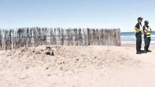 Misteriosa muerte de un niño tras caer en un pozo en la arena 