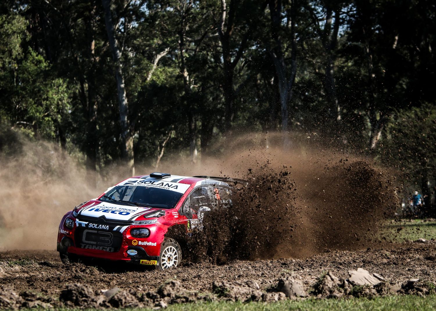 El evento contó con la presencia del intendente Dr. Amadeo Enrique Vallejos y autoridades del Rally Argentino, quienes destacaron la importancia de esta competencia para la región.