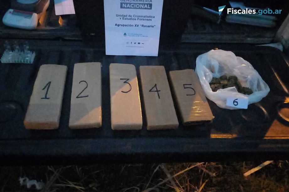 La marihuana estaba oculta en cinco ladrillos y una bolsa pequeña.