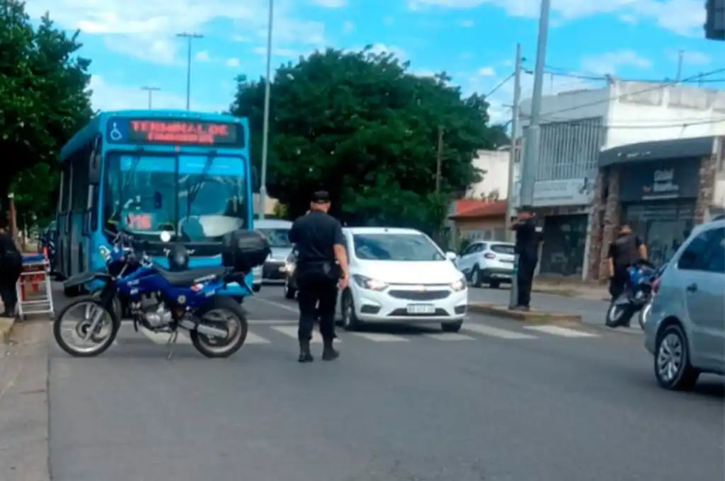 Recibió varios disparos cuando circulaba por avenida Eva Perón al 6300.